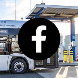 Kachel mit Facebook-Logo, im Hintergrund sieht man die Wasserstofftankstelle