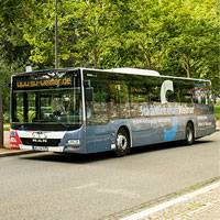 Ein Bus der Stadtwirtschaft fährt auf einer Straße