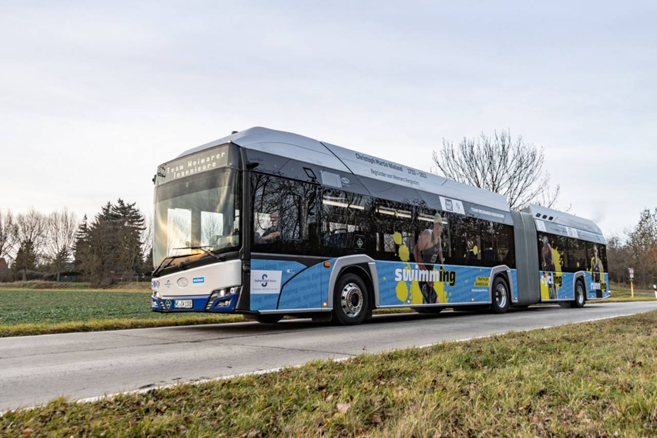 Ein Wasserstoffbus mit einer Werbung