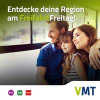 Eine Familie schaut aus dem Fenster eines Busses