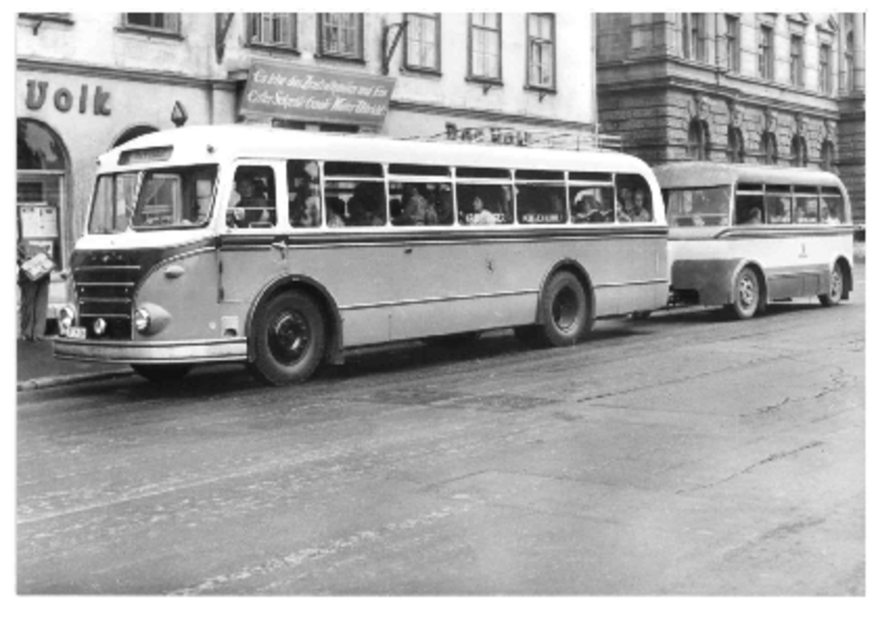 Bus mit Personenanhänger am Goetheplatz